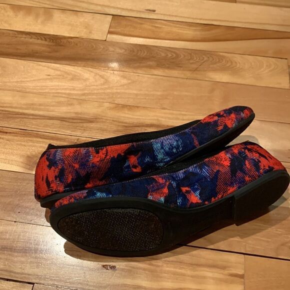 BCBGENERATION print fabric flats. Elastic edge. Nonslip forefoot sole Size 6 1/2 - Picture 4 of 6